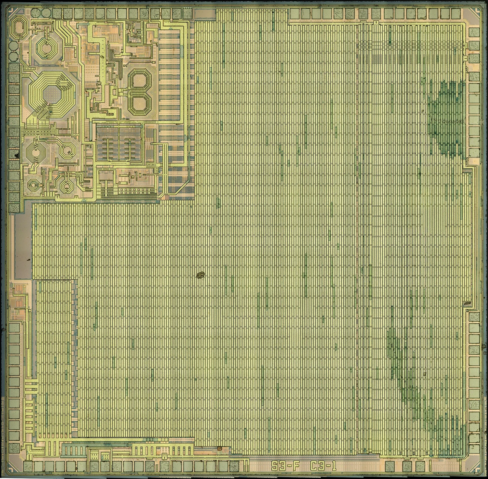 Imagen microscópica de un Espressif ESP32-S3-F; detalle de archivo, no chip BM1372 ni BM1373