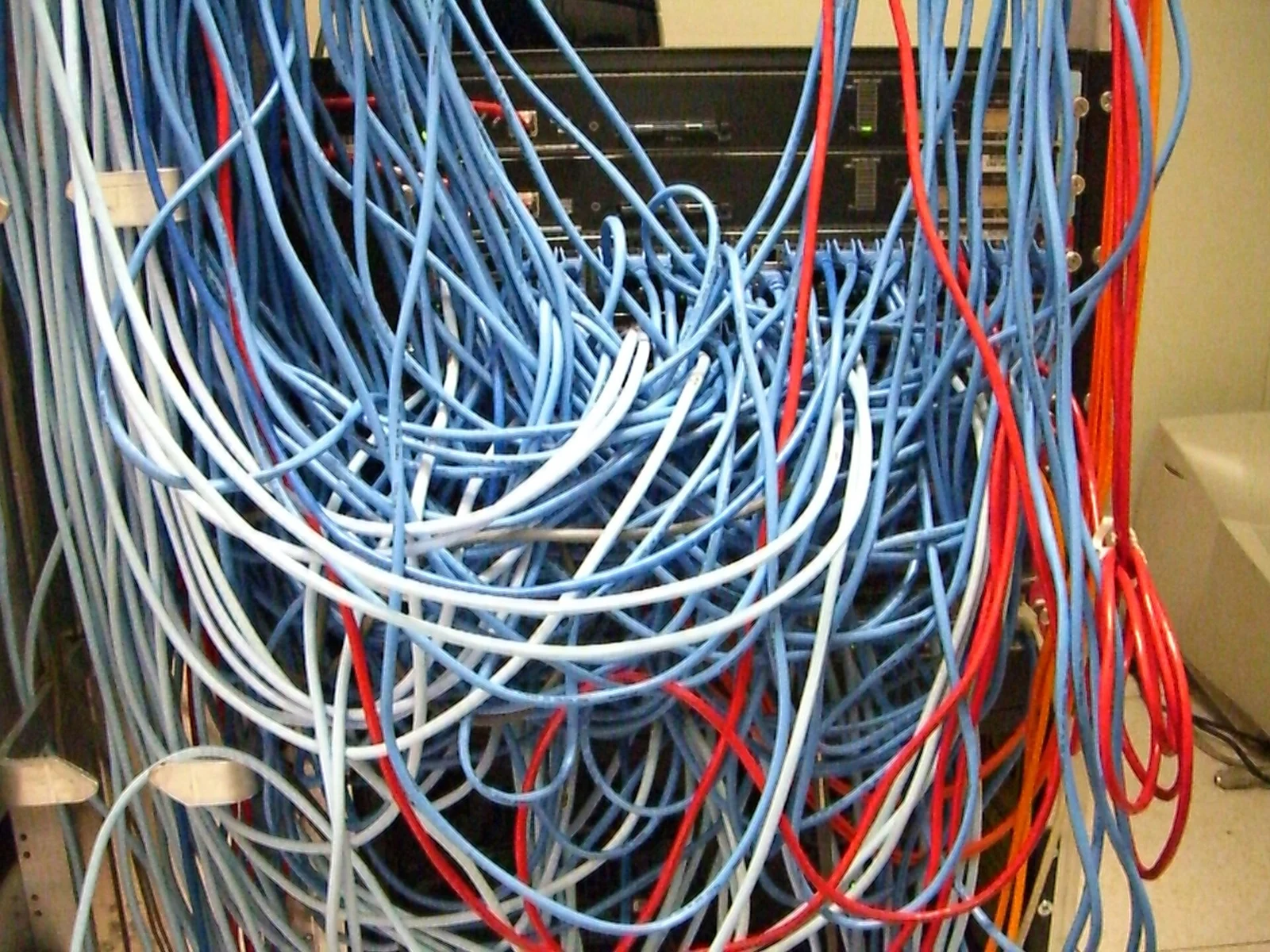 Rack y cableado de archivo para ilustrar infraestructura HTTP; no es hardware de producción de Bitcoin Core.