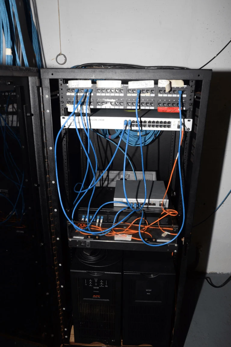 Rack de red de dominio público; ilustra el control plane de un nodo, no el sistema de la prueba citada.