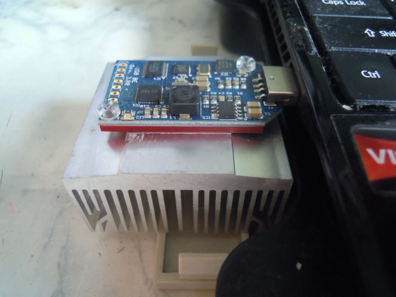 Foto de archivo de un ASIC USB temprano; ilustrativa, no es el equipo probado con ESP-Miner 2.15.3.