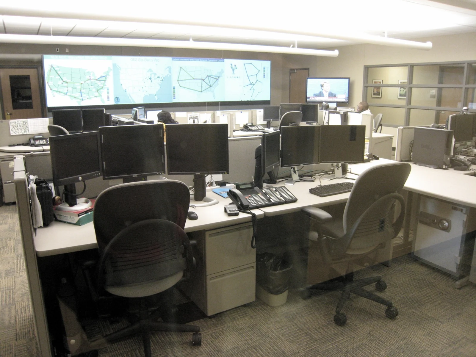 Centro de operaciones de red de archivo; ilustra monitoring e incident response, no el entorno de auditoría del proyecto.