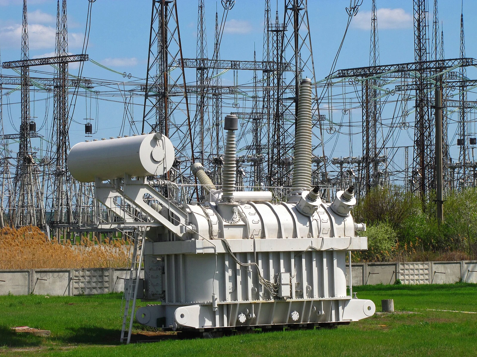 Архівне CC0-фото високовольтного обладнання; ілюстрація bulk-power infrastructure.