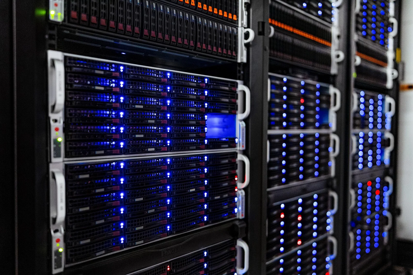 Архивные серверные стойки NOIRLab; иллюстрация controlled deployment, а не Bitcoin mining hardware.