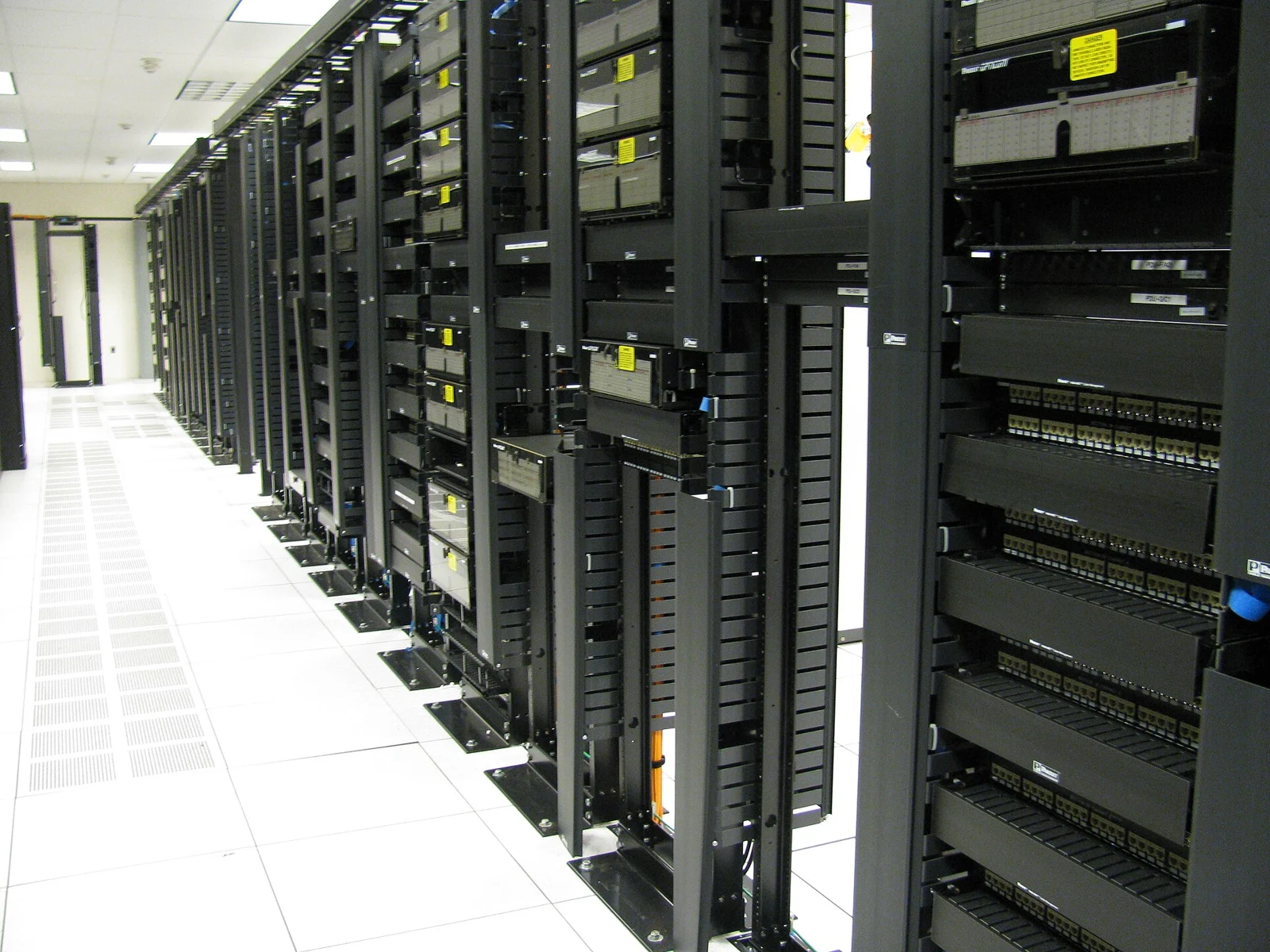 Pasillo de racks de archivo; ilustra infraestructura, no un sitio Bitcoin medido.