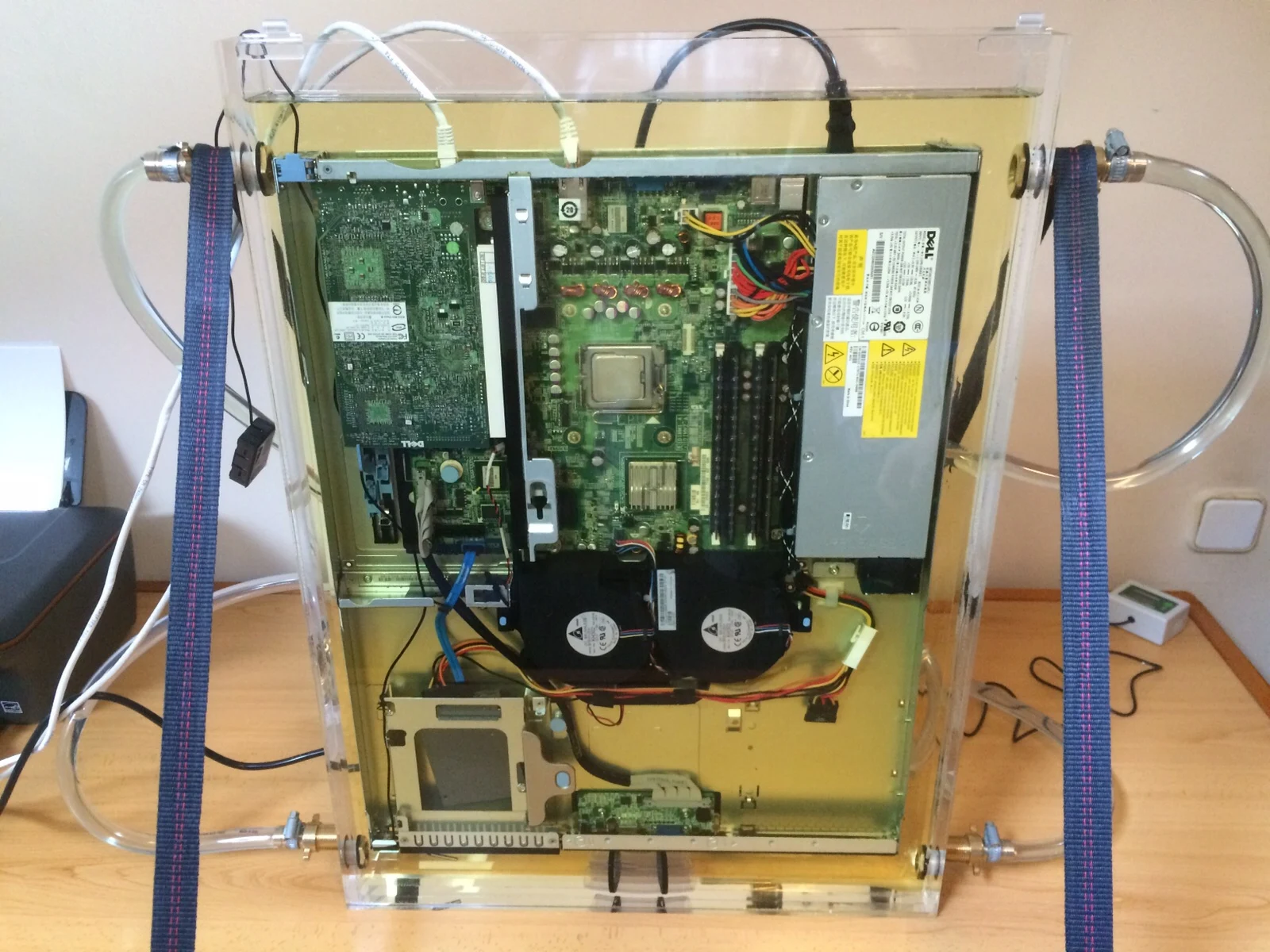 Demostración de refrigeración líquida de archivo; no es el sistema hydro anunciado por BITMAIN.
