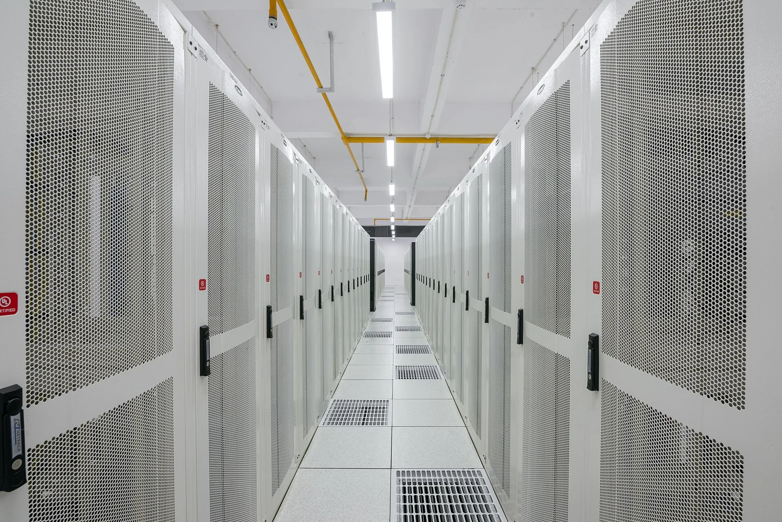 Racks de centro de datos de archivo; ilustran infraestructura separada, no la instalación de Michigan.