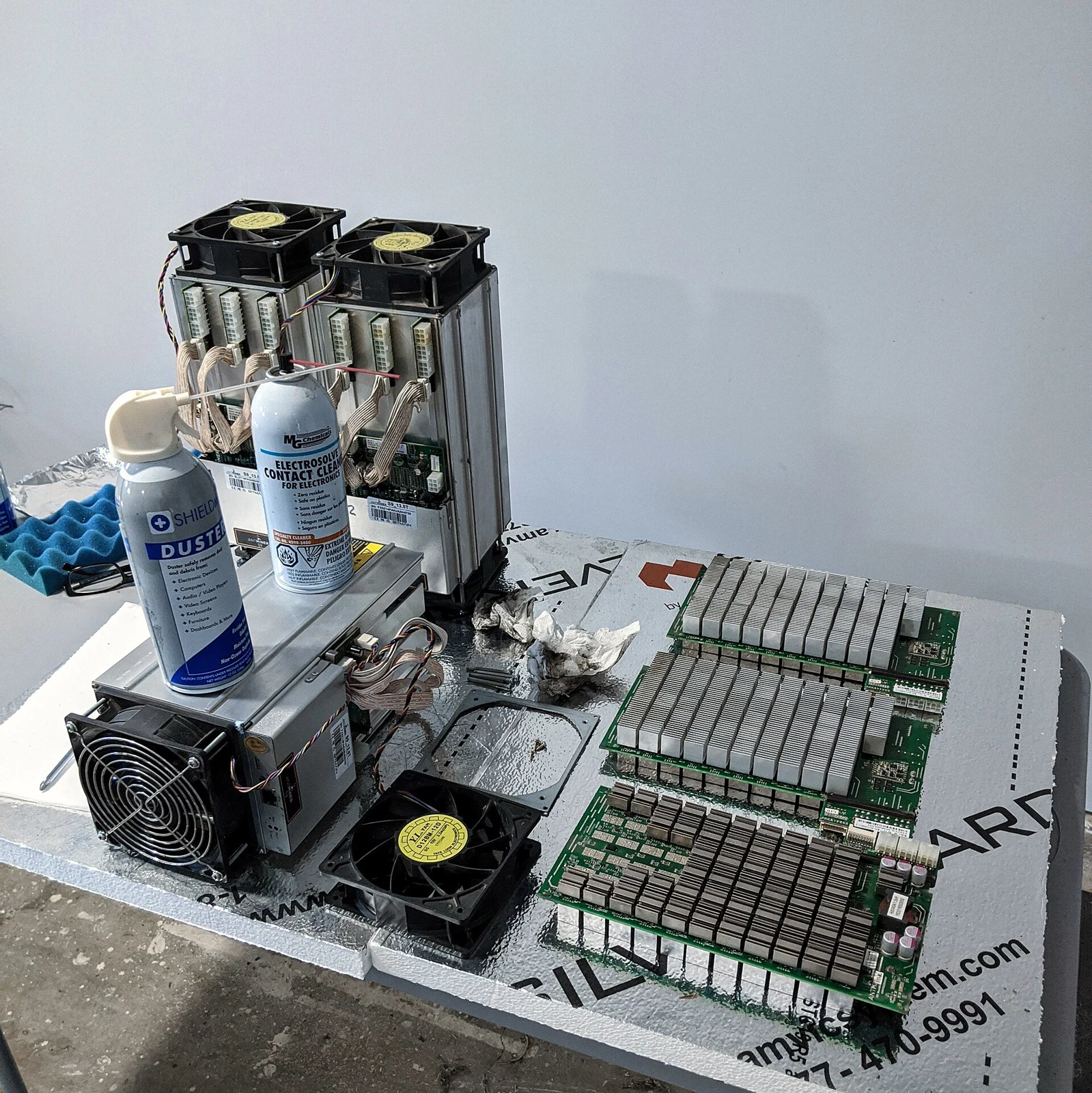 Foto de archivo de un minero Bitcoin abierto para mantenimiento; ilustrativa, no es un S21++ ni el equipo probado por LuxOS.
