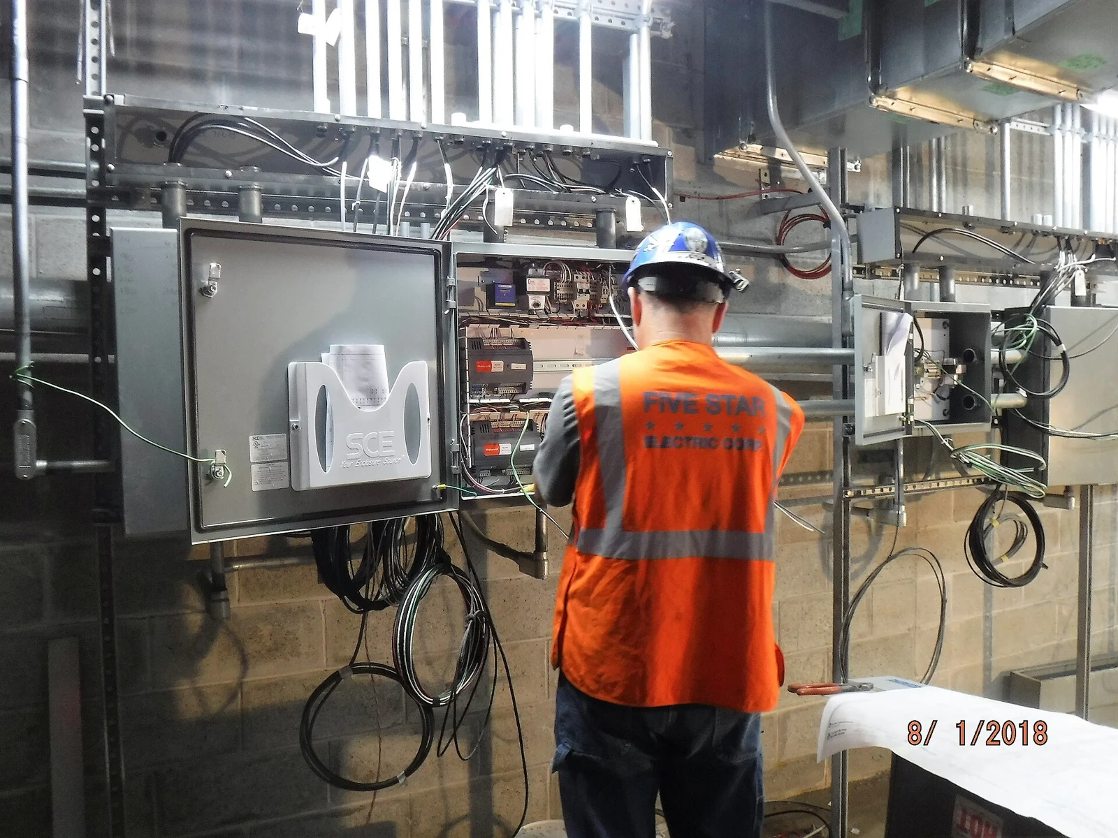 Foto de archivo del cableado de control de una subestación; ilustra la infraestructura de supervisión y control.