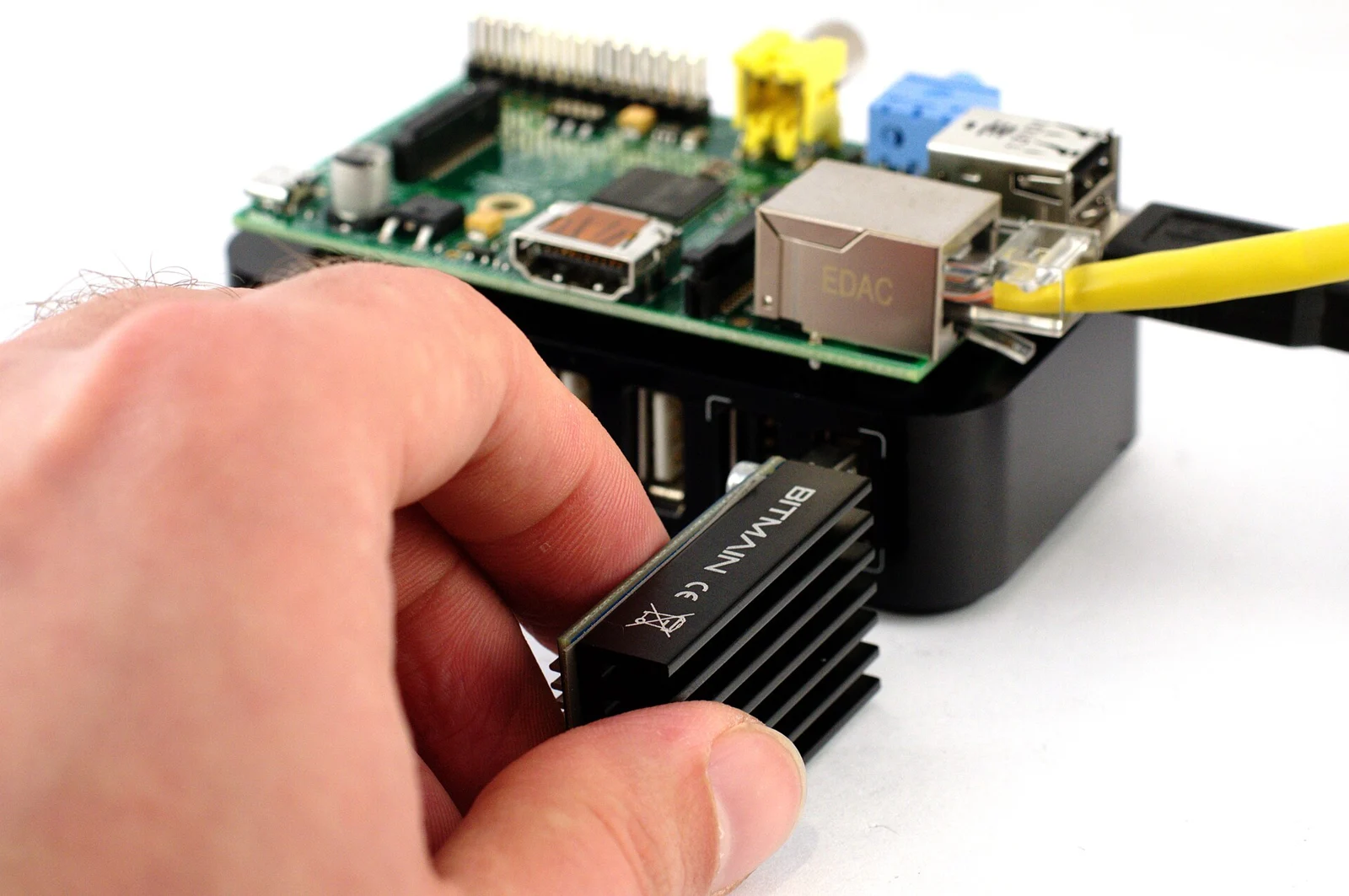 Архивное фото подключения малого Bitcoin ASIC; иллюстрация, а не оборудование PowerCompute.