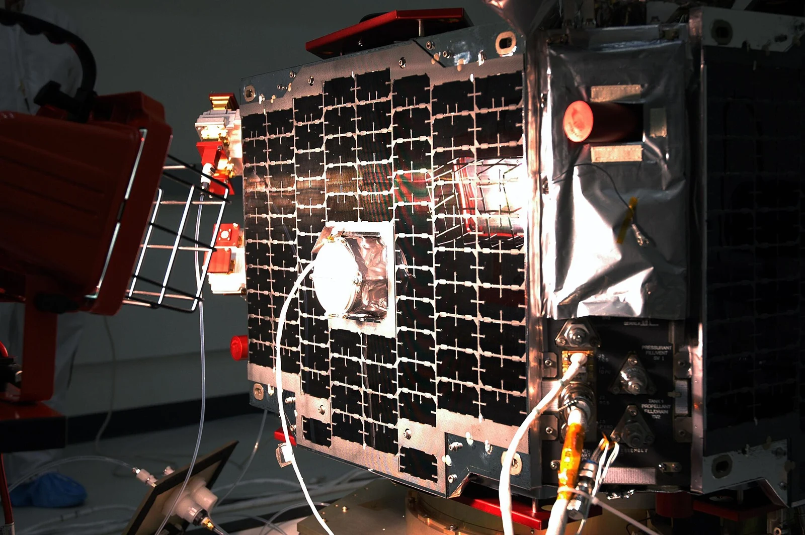 Prueba del panel solar de un satélite en la NASA