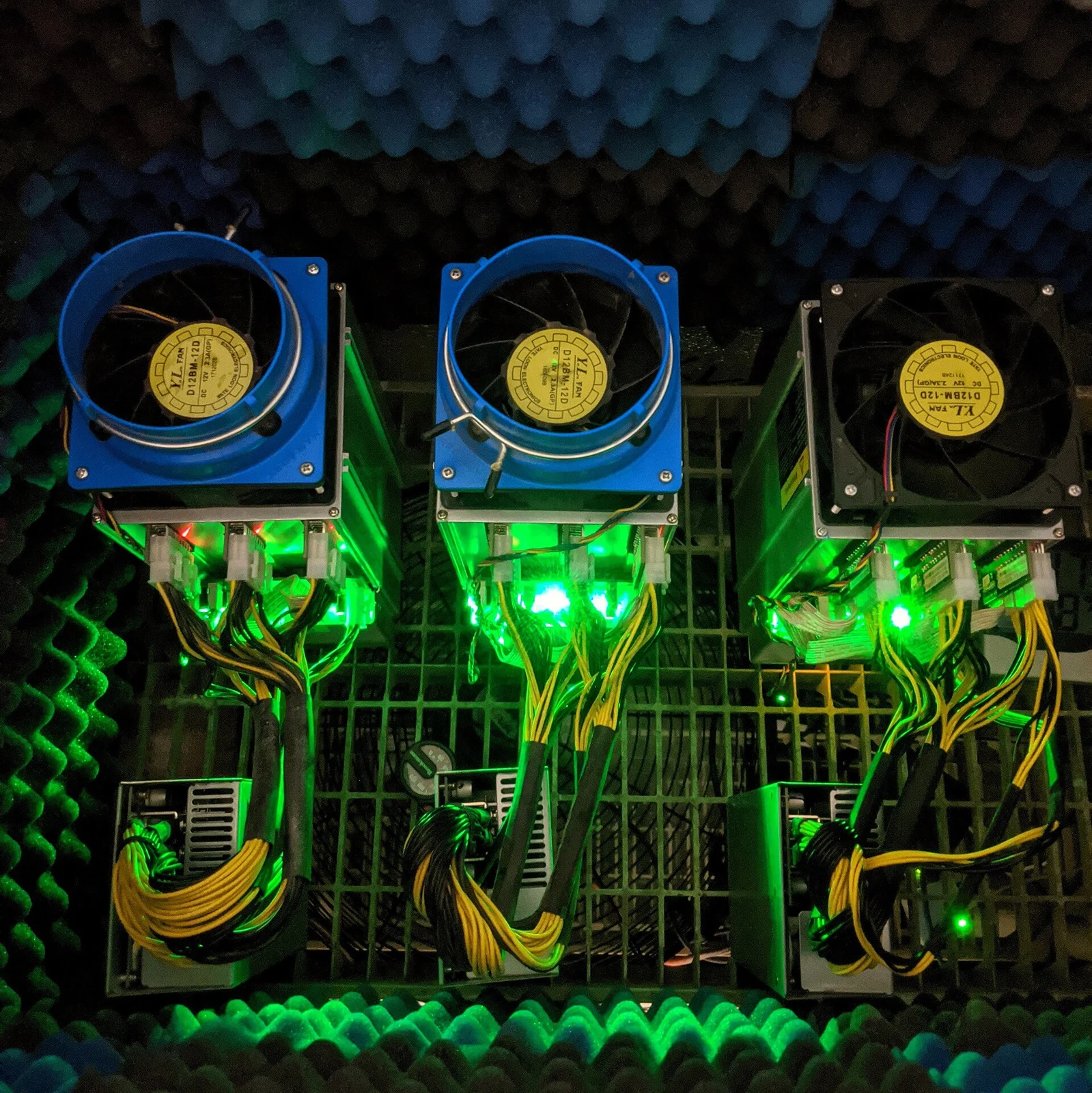 Equipos ASIC de minería funcionando con ventiladores de refrigeración