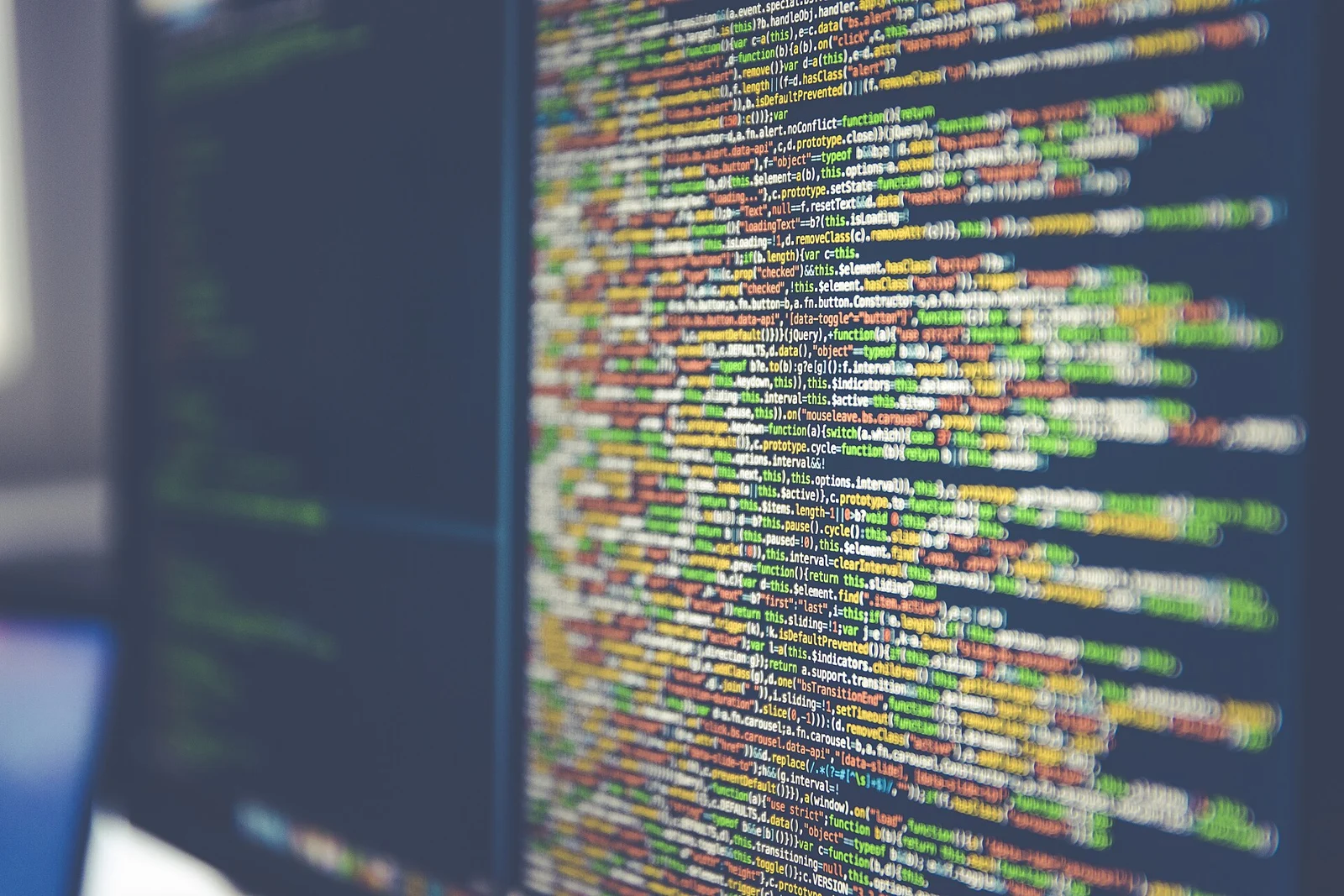 Código en un monitor; imagen contextual para un cambio de software en Bitcoin Core.