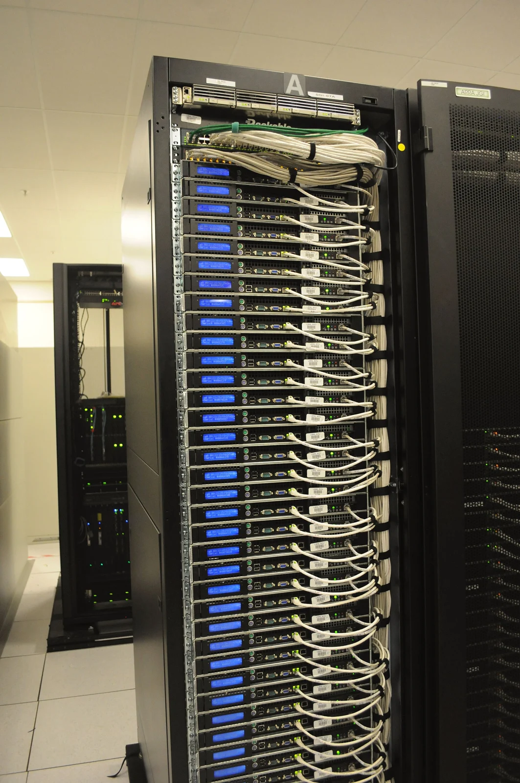 Parte trasera de un rack en el centro de datos NERSC; imagen contextual sobre operación de nodos.