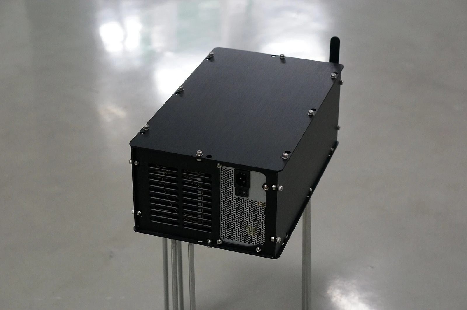 Ранний ASIC Avalon для Bitcoin, контекстное фото к теме сложности сети.
