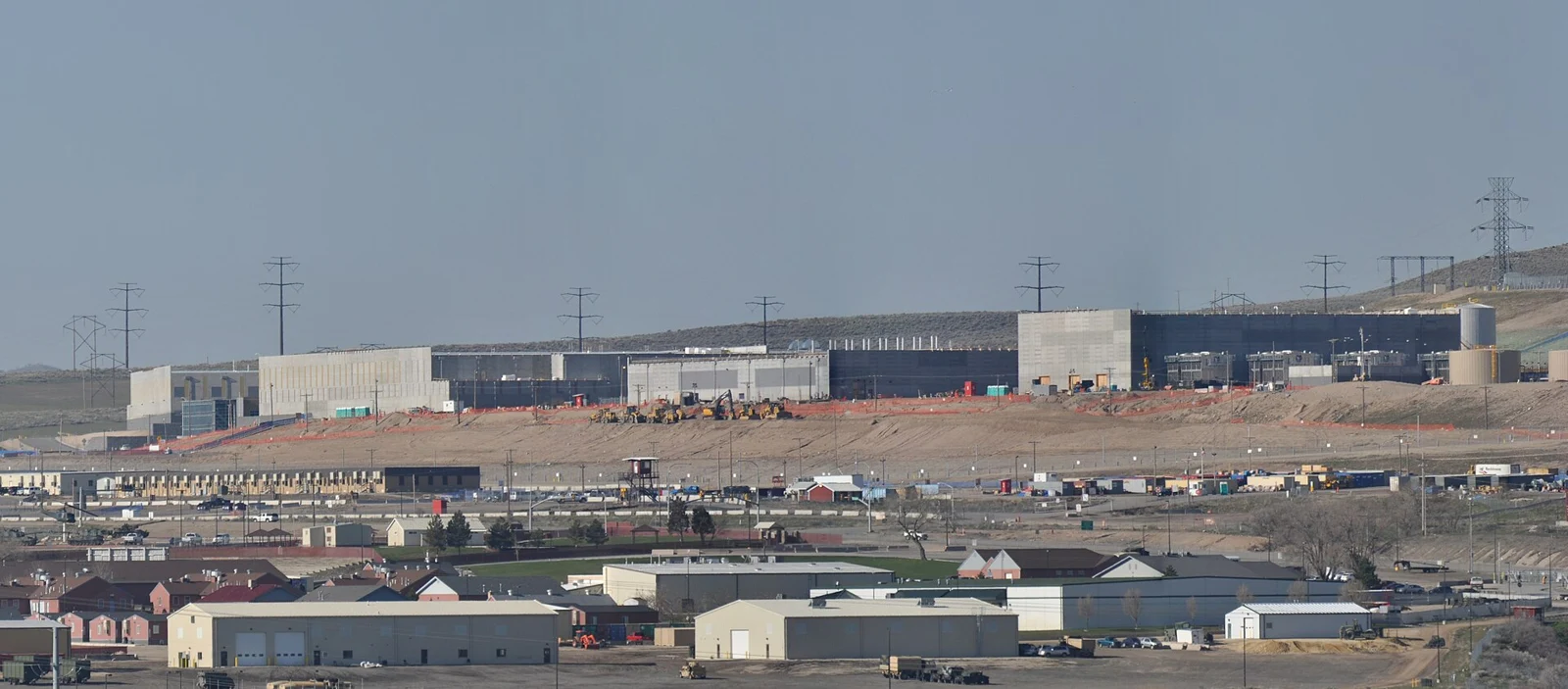 Exterior del Utah Data Center, foto contextual de archivo; no es un proveedor de H100 ni una foto de GPU.