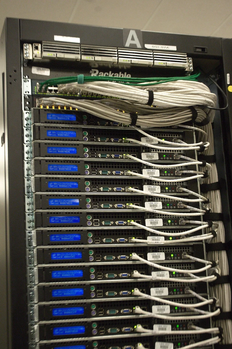Conexiones traseras y cables Ethernet de servidores en un rack de NERSC.