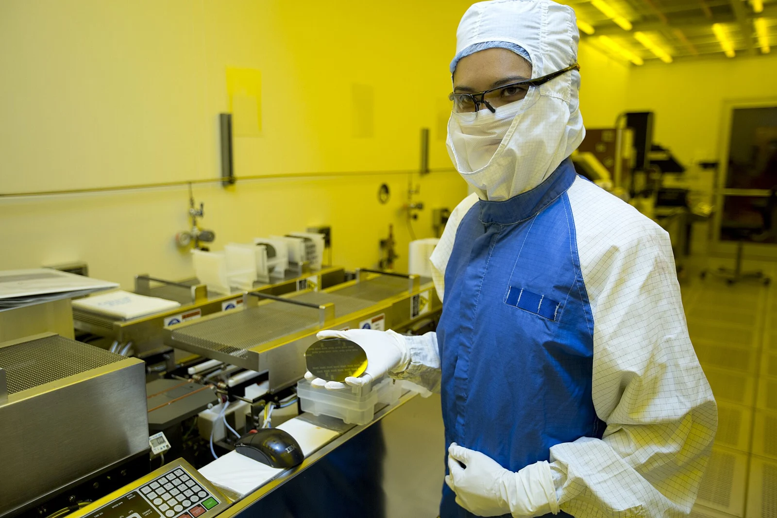 Fotografía de archivo de investigación con oblea de silicio; no documenta la producción de TSMC en septiembre