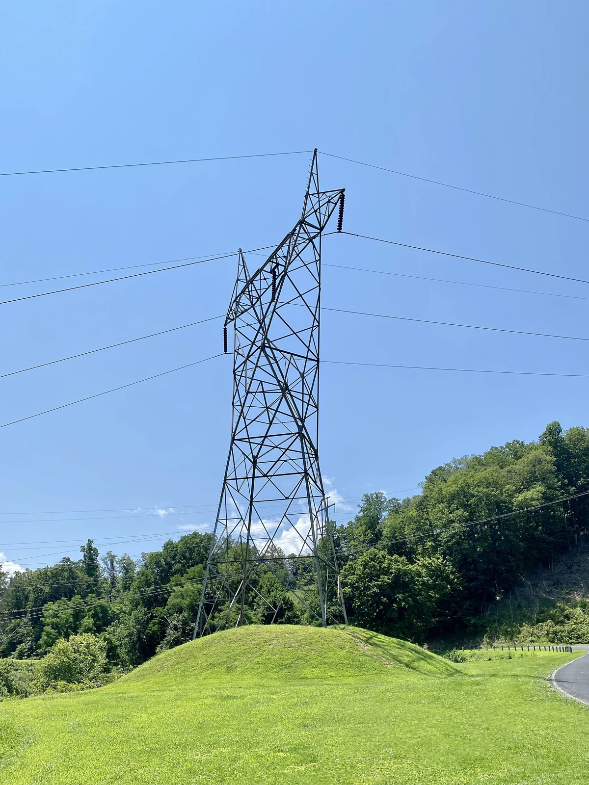 Líneas de transmisión en Fontana Dam, Carolina del Norte; imagen de archivo de infraestructura eléctrica