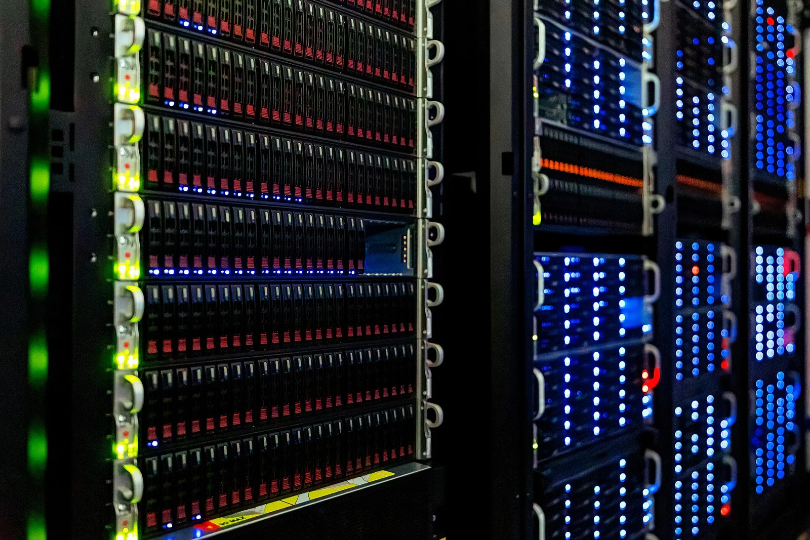Racks de servidores de archivo de NOIRLab; no es una instalación de CleanSpark