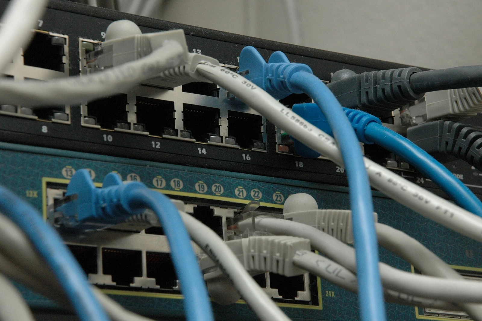 Foto de archivo de conmutadores y cables de red; ilustración, no una prueba de vulnerabilidad de Bitcoin Core