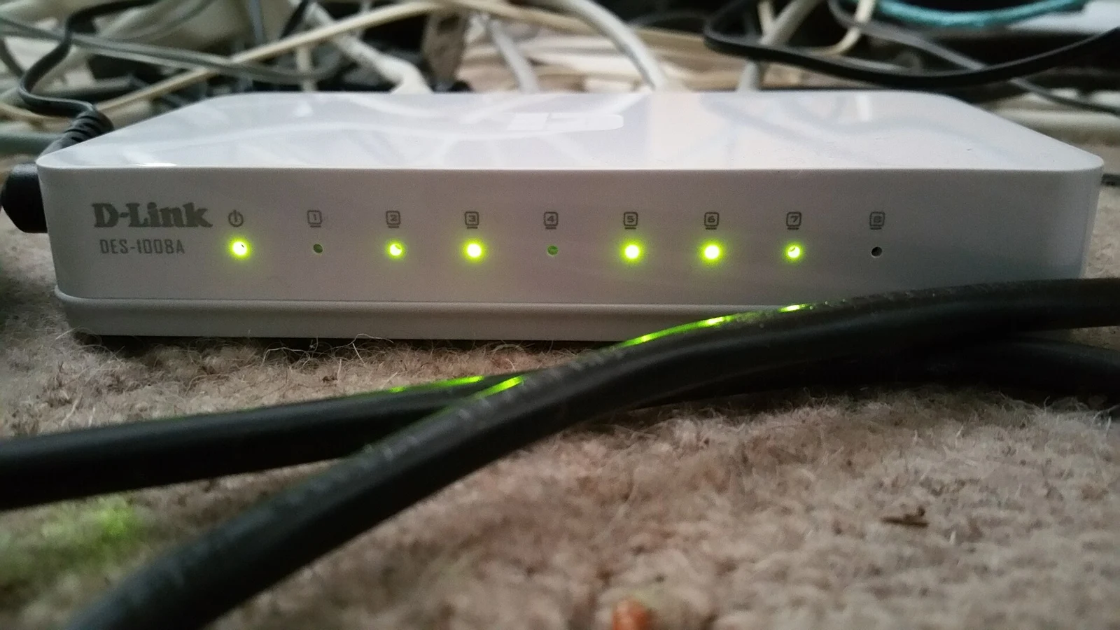 Foto de archivo de un conmutador Ethernet; ilustración, no una instalación de Bitcoin Core
