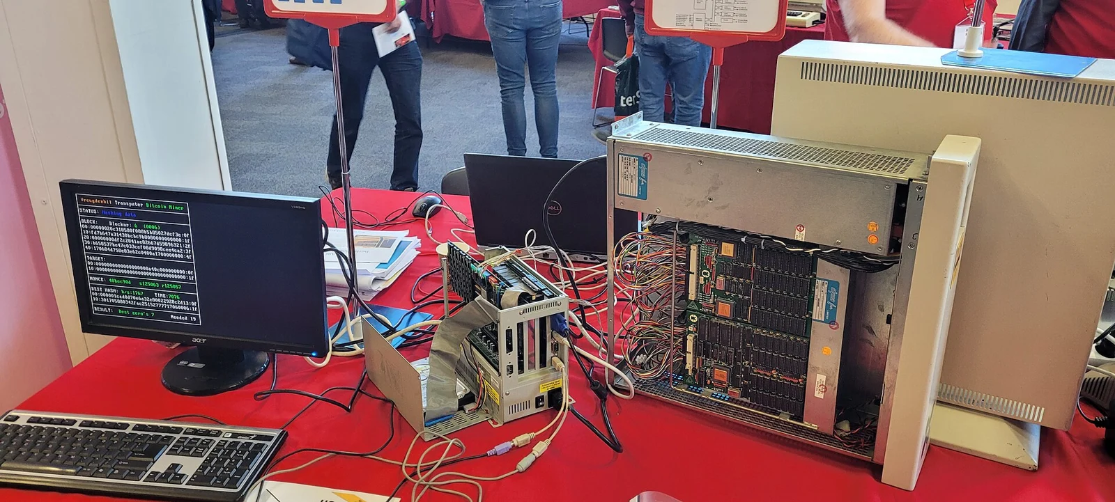 Foto de archivo de un minero Bitcoin experimental con Transputer; contexto histórico, no equipos de Bitdeer