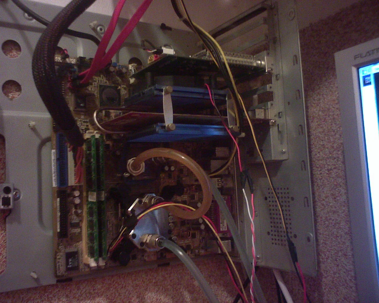 Foto de archivo de refrigeración líquida de un PC; ilustración, no un ASIC hydro ni una instalación de prueba PRP