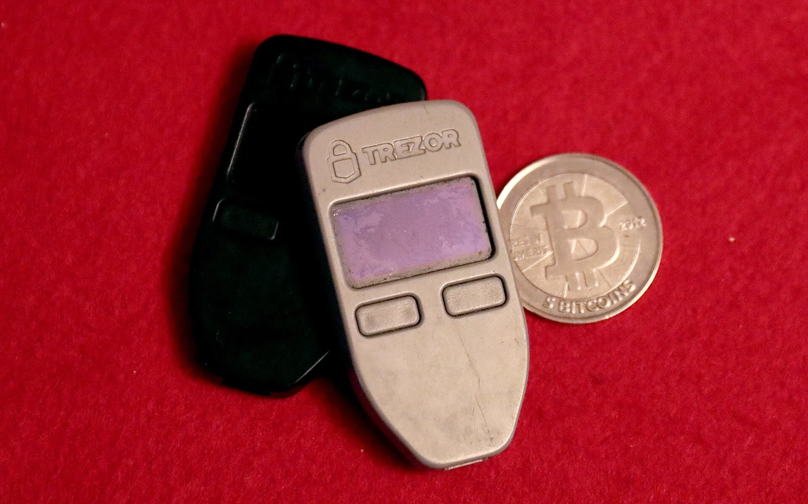Dos carteras físicas Trezor One y una moneda Casascius: fotografía de archivo