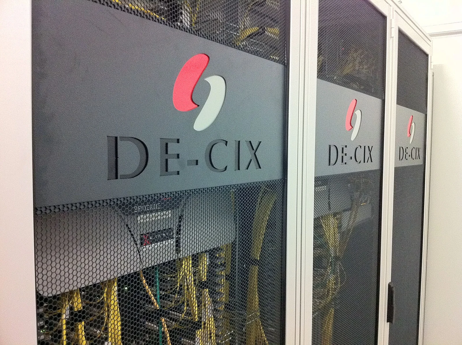 Стойка сетевых коммутаторов DE-CIX, 2011 год: архивное фото