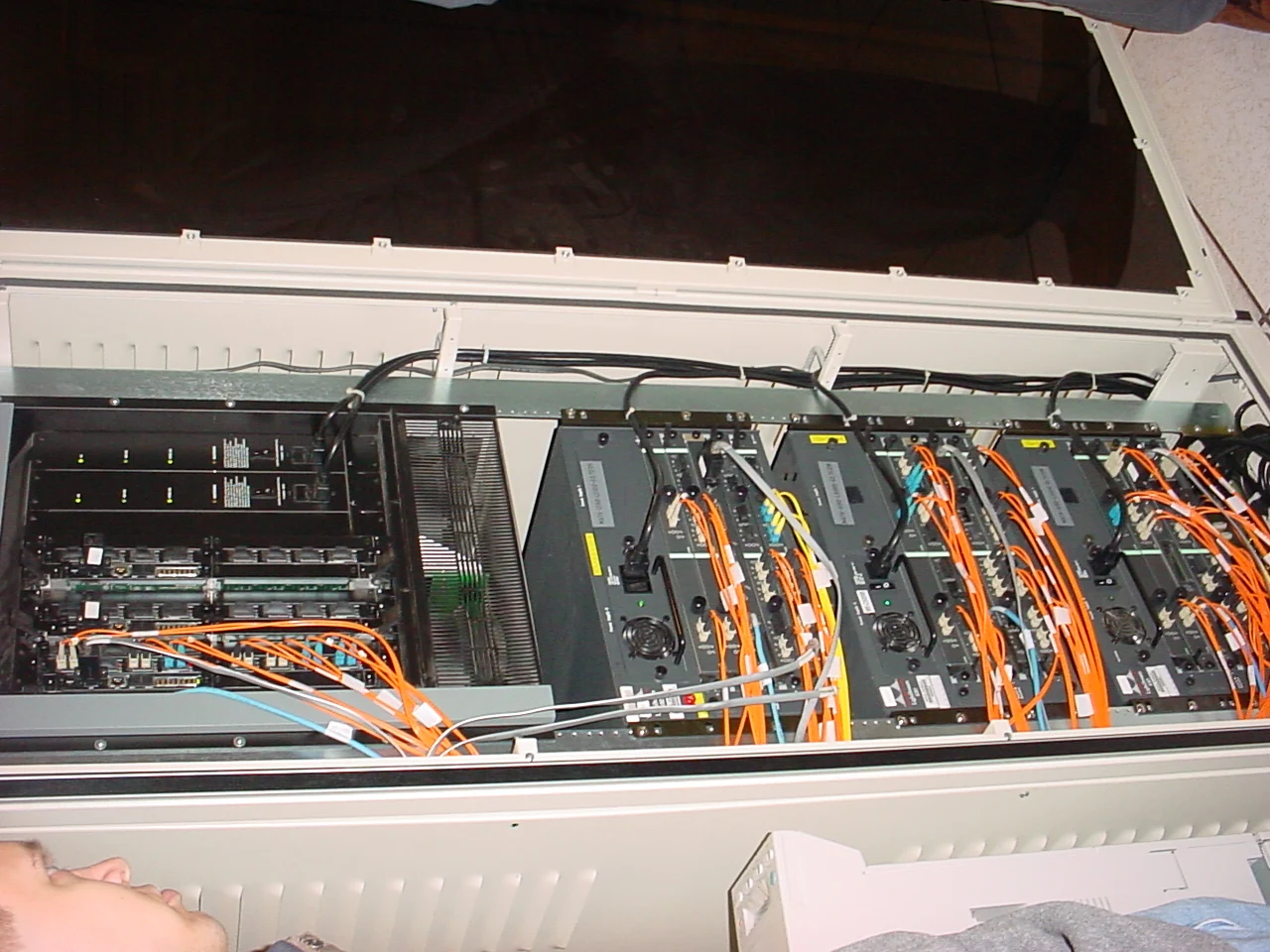 Сетевая стойка с коммутатором Fore ATM и маршрутизаторами Cisco: архивное фото