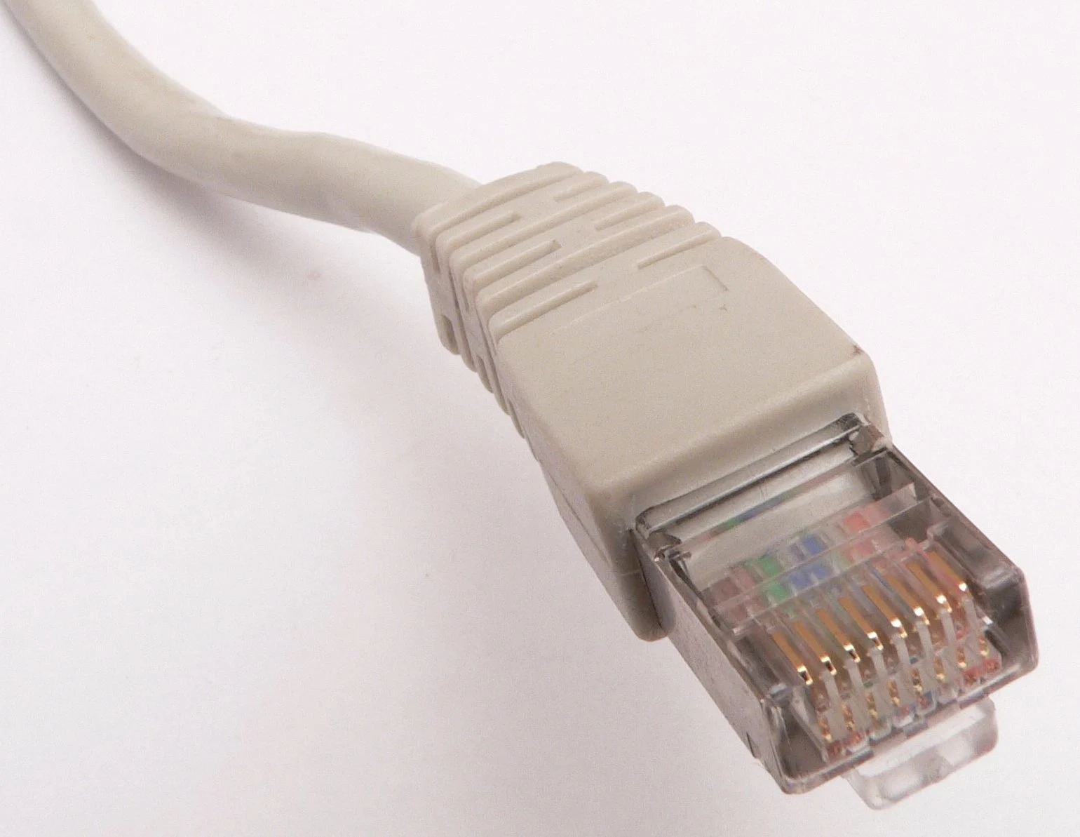 Fotografía de archivo de un conector Ethernet RJ45; contexto de red, no equipo de Binance