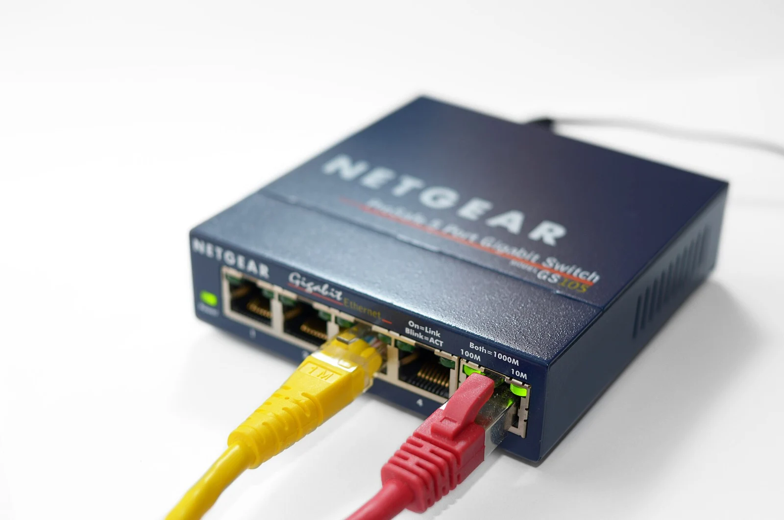 Fotografía de archivo de un conmutador Netgear de cinco puertos; no es una instalación de Binance