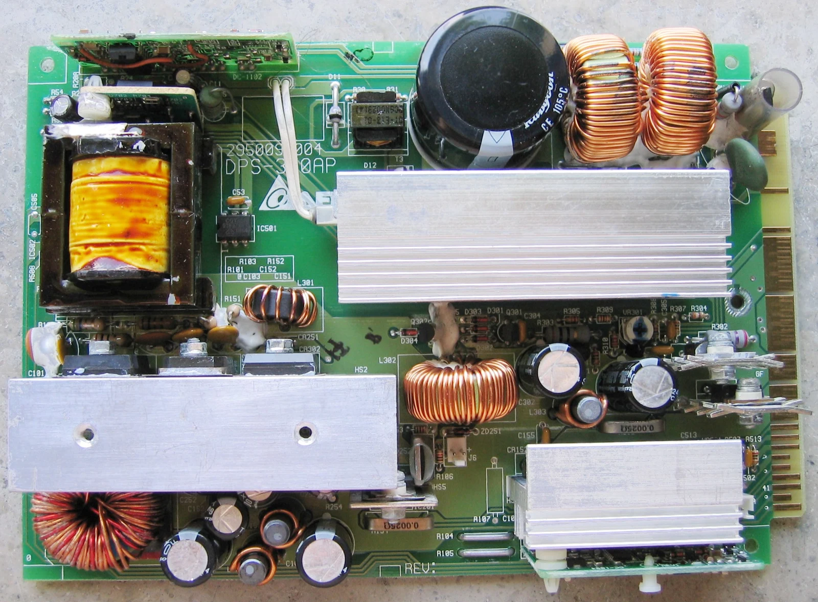 Fotografía de archivo de una placa de fuente de alimentación de servidor; no es el sistema 800 VDC anunciado
