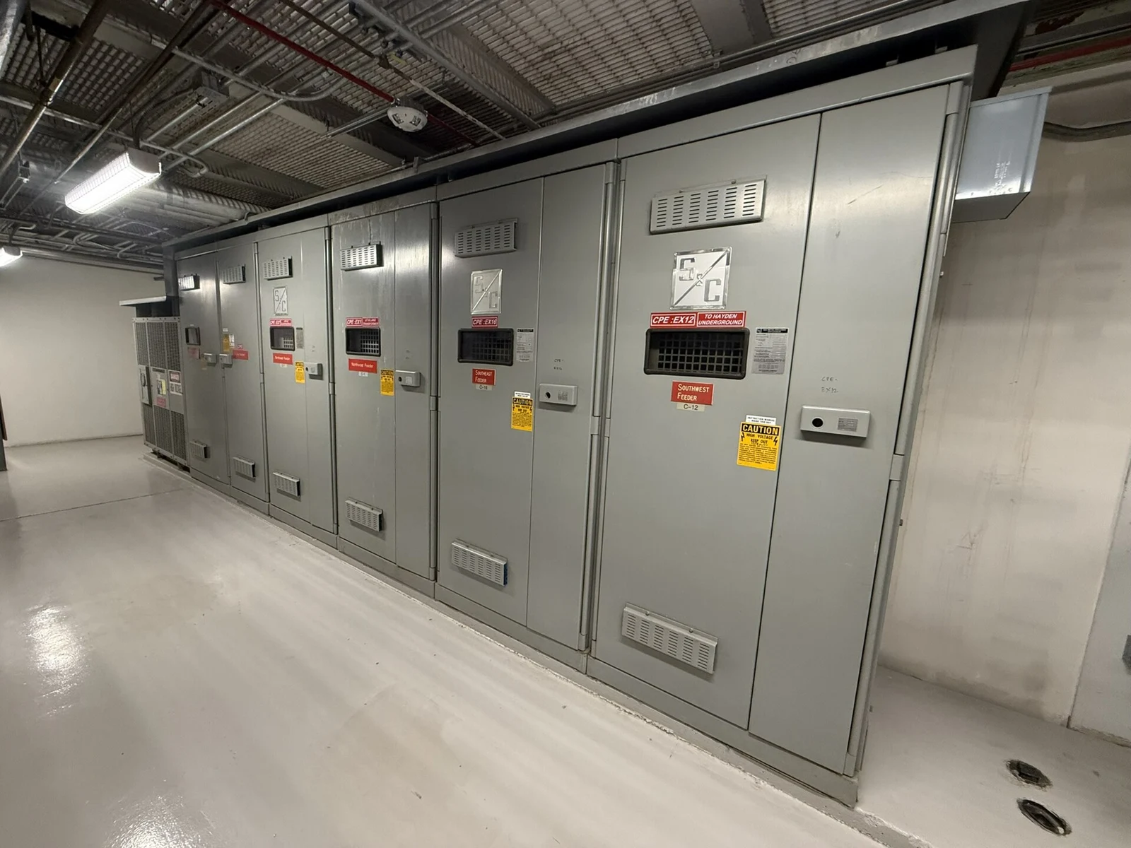Equipo histórico de distribución de 4,16 kV; no es la instalación etíope