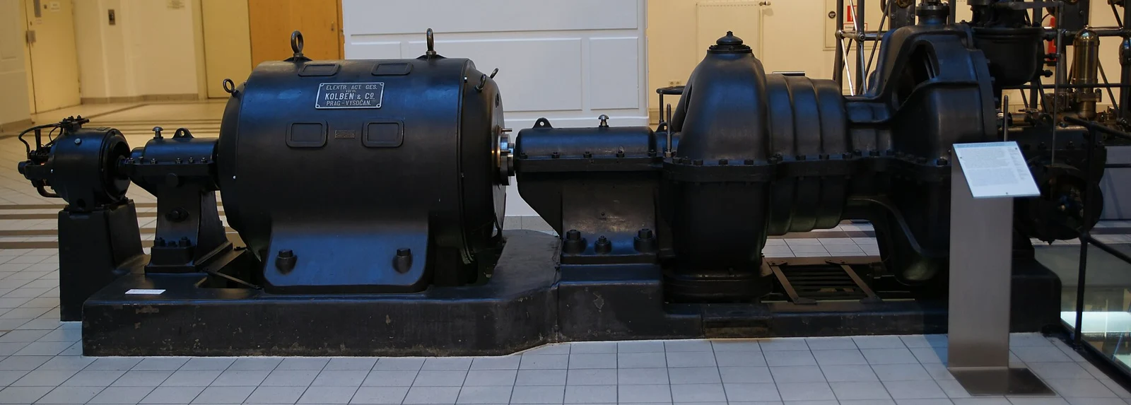 Turbogenerador de vapor histórico en un museo; no es una entrega del nuevo acuerdo