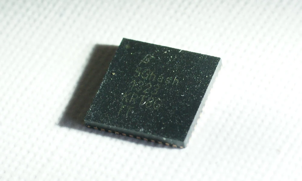 Encapsulado histórico de un chip Bitfury de 2013; no es equipo adquirido con esta oferta de Strive.
