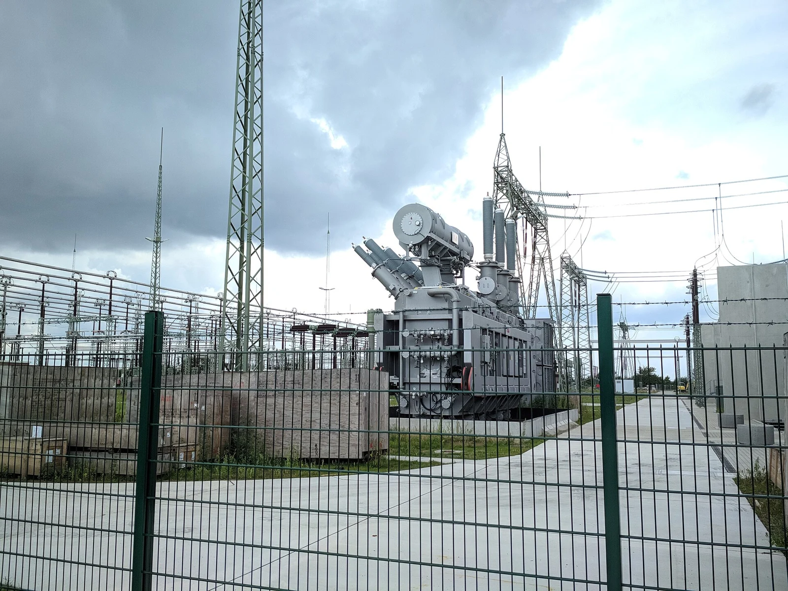Transformador HVDC en Bentwisch fotografiado en 2019; no es una nueva instalación Hitachi–Ansaldo.