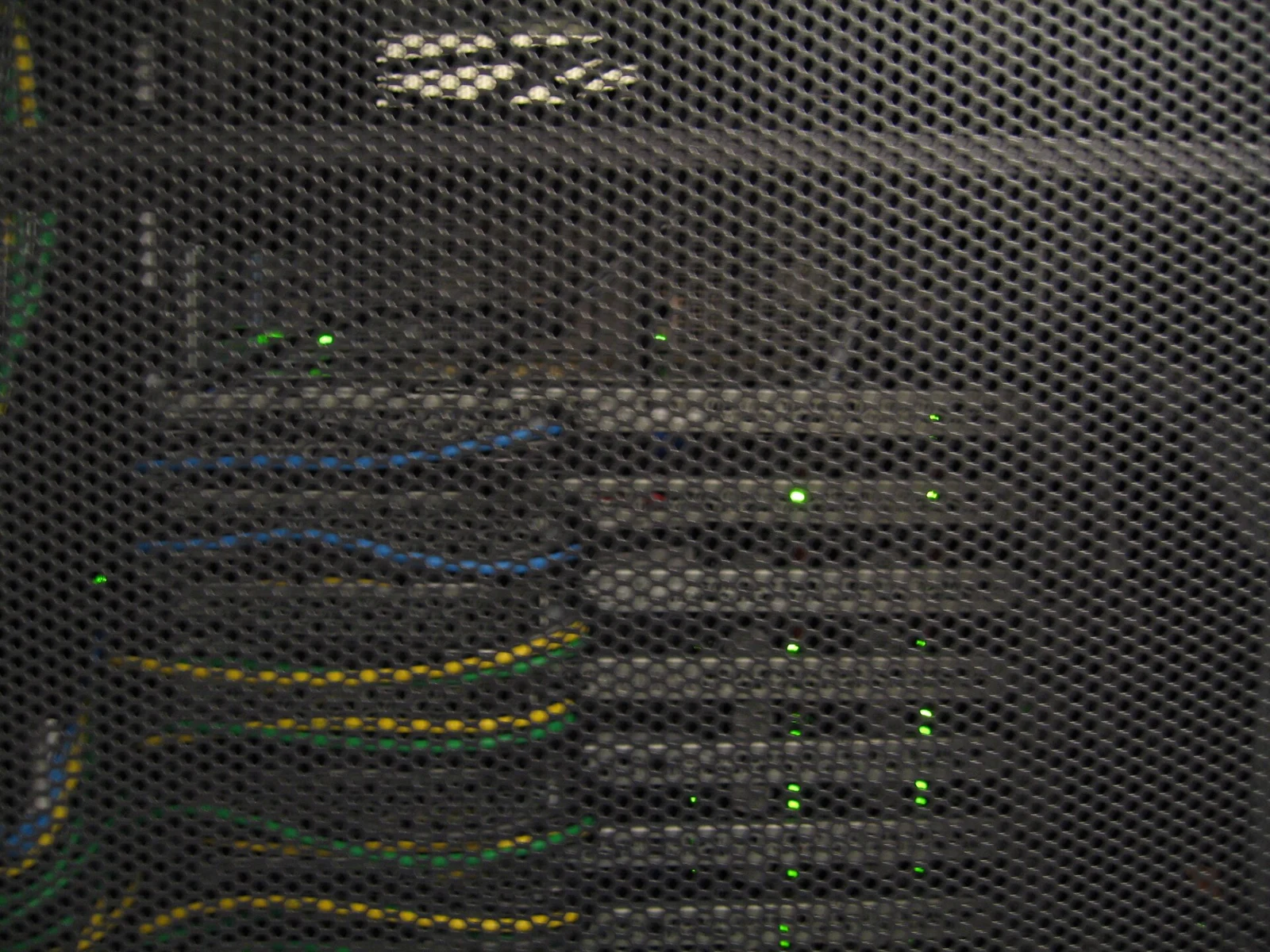 Interior de un rack IBM fotografiado en 2005; no es la bandeja LITEON de 110 kW ni Vera Rubin NVL72.