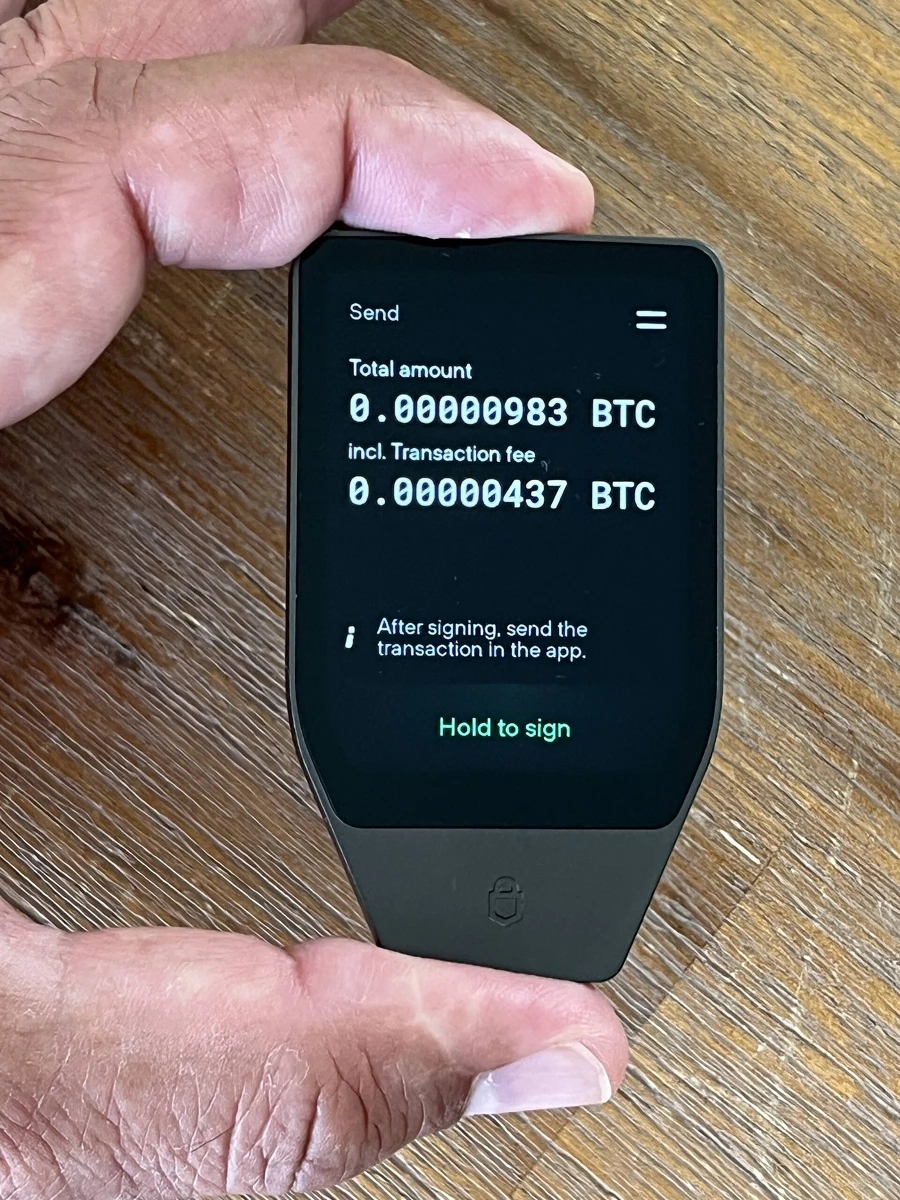 FlippyFlink拍摄的2025年12月Trezor Safe 7历史照片(CC0)。以另一品牌说明硬件钱包,并非NGRAVE设备或受影响钱包。