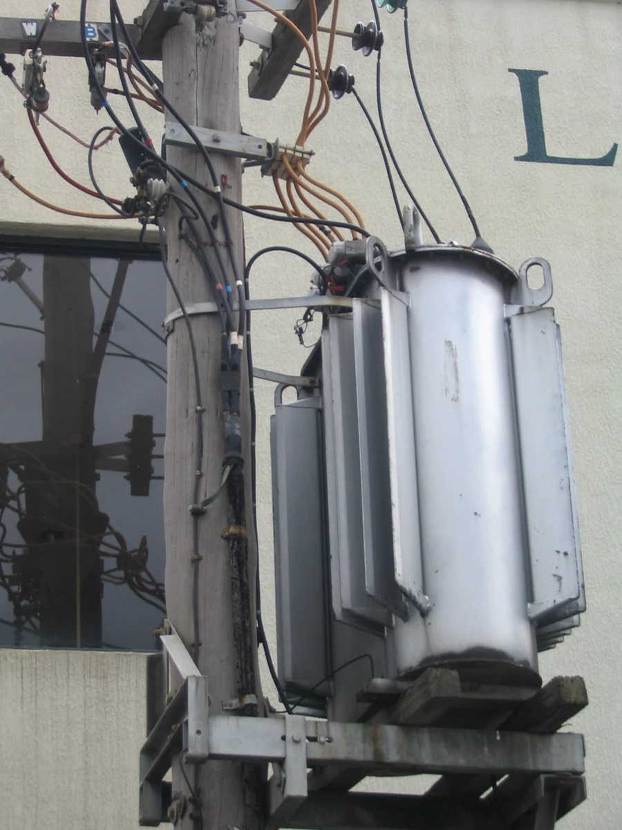 Scott Sandars’s 2005 archival photograph of a pole-mounted distribution transformer in Melbourne (CC BY-SA 2.0). It explains voltage transformation; it is not M3 or the Brooklyn Terminal Station equipment. Resized and converted to WebP.