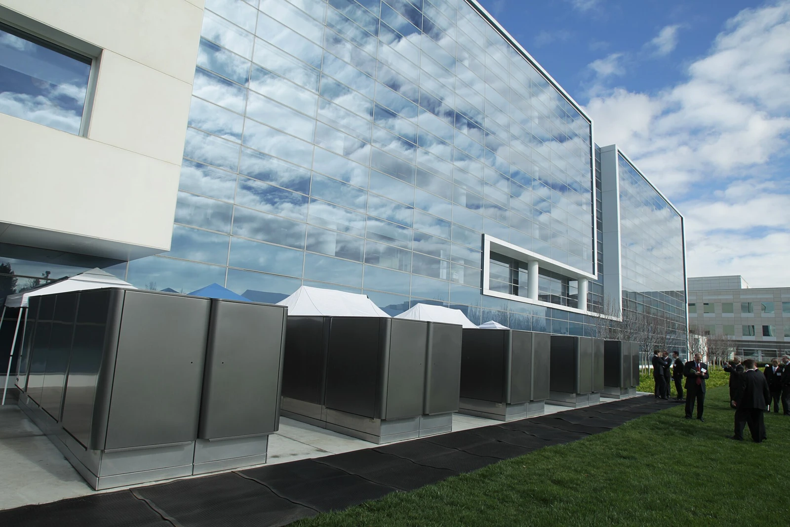 Архивные топливные элементы Bloom Energy на площадке eBay,24февраля2010. Jakub Mosur/Bloom Energy,CC BY2.0. Пример технологии, не оборудование Jupiter или доказательство выработки. Уменьшено,WebP.