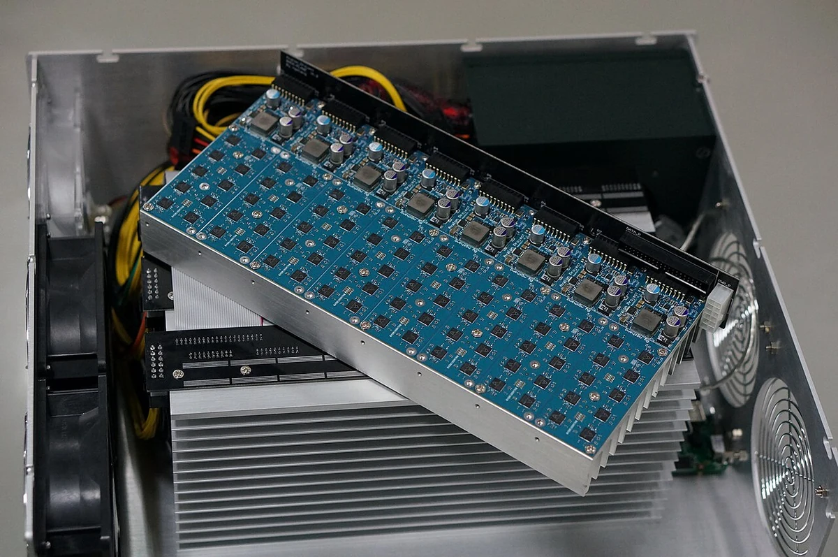 Chasis abierto de uno de los primeros mineros ASIC Avalon para Bitcoin.