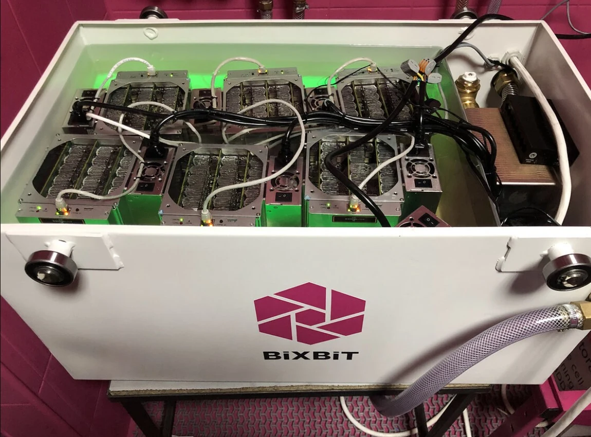 Módulo de refrigeración por inmersión BiXBiT para mineros ASIC.