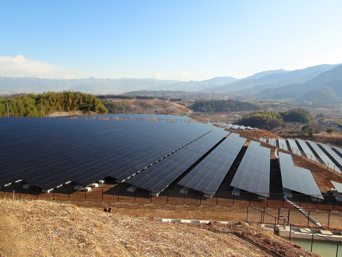 Paneles de la planta fotovoltaica Mount Komekura en Japón, enero de 2012.