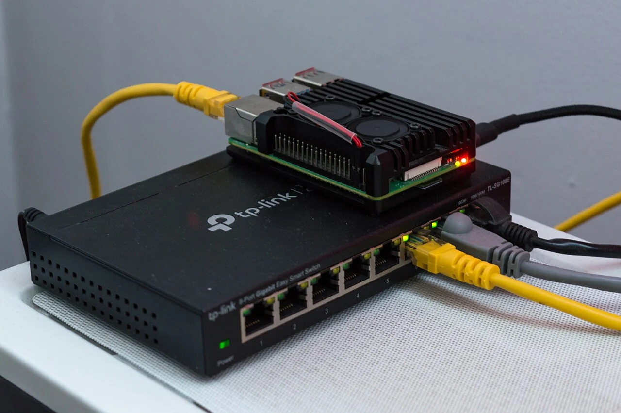 Raspberry Pi на мережевому комутаторі; ілюстрація мережі, не майнер Hammer