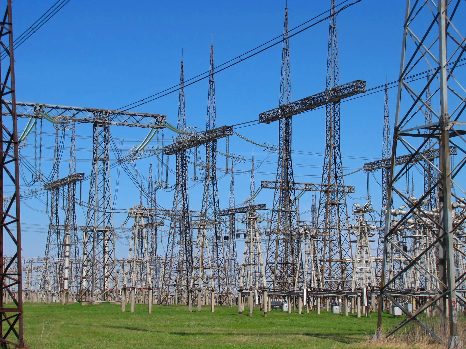 Parque de una subestación de 750 kV; archivo de infraestructura eléctrica