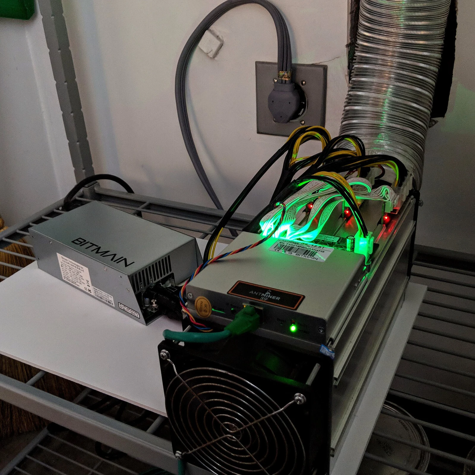 The Vault Holding купила четыре Antminer для теста второй площадки