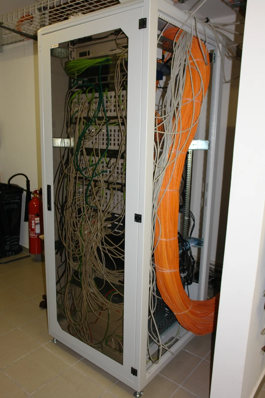 Switches y cables; archivo ilustrativo, no captura de Toolbox