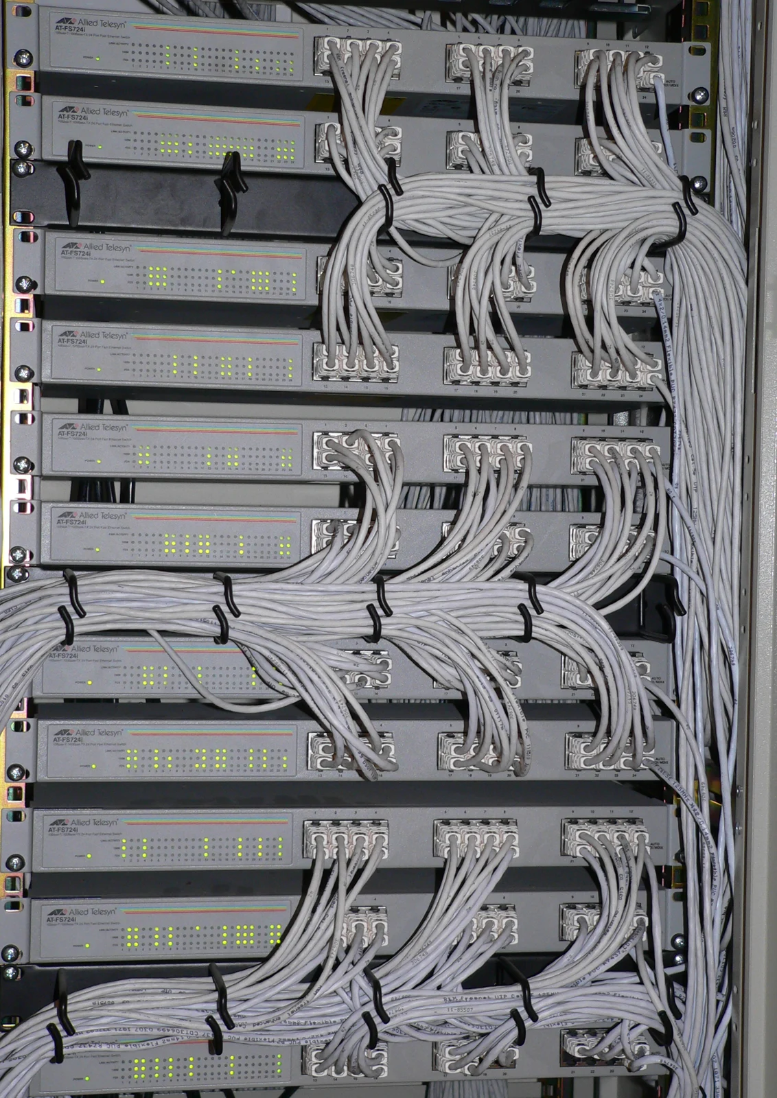 Switches en rack; ilustración de archivo de infraestructura de red
